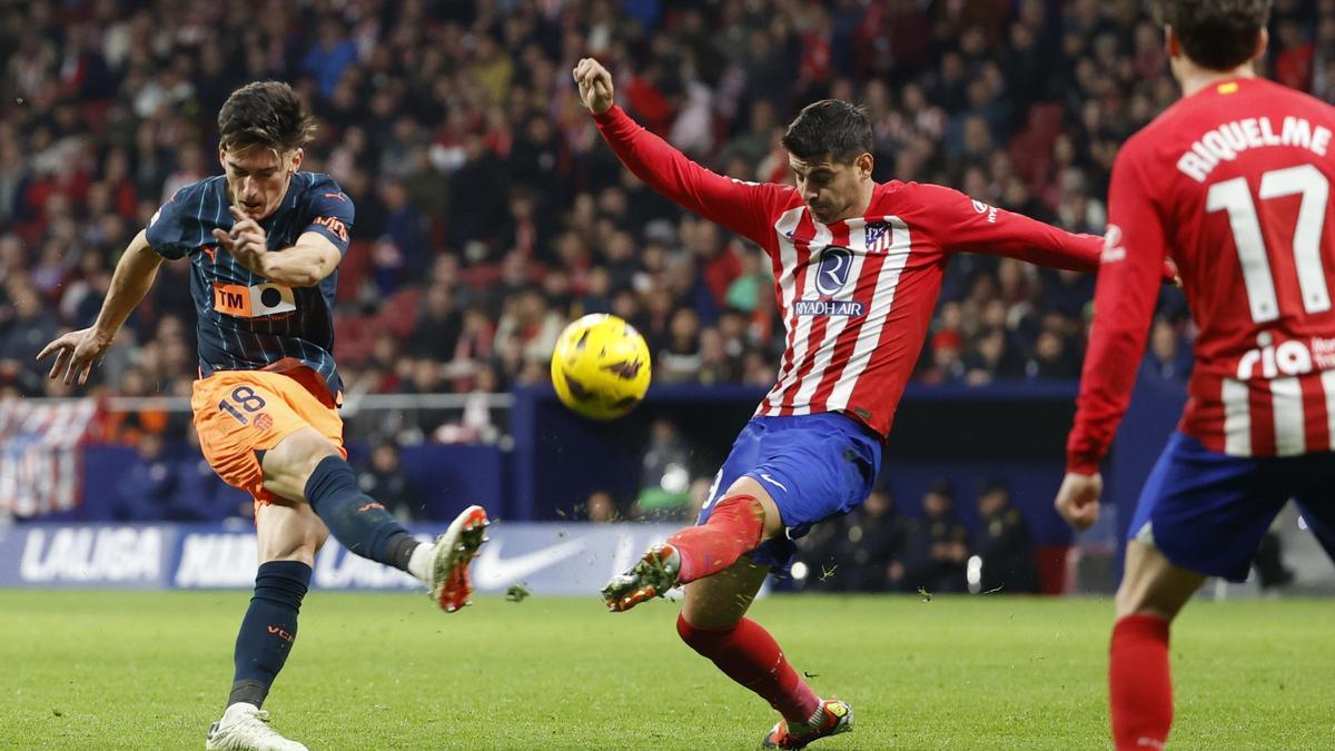 Pepelu golpea al balón durante el partido entre el Atlético y el Valencia en Madrid