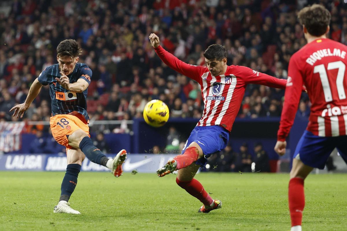 Pepelu golpea al balón durante el partido entre el Atlético y el Valencia en Madrid