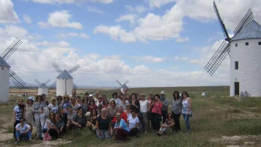 Participantes en el viaje de los clubes de lectura de Culleredo, ante los molinos que el Quijote confundió con gigantes.