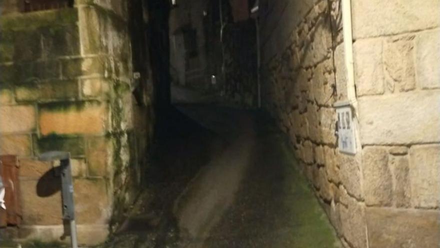 La calle Berbetaña ve la luz tras la colocación de una farola y la limpieza del verdín de las fachadas