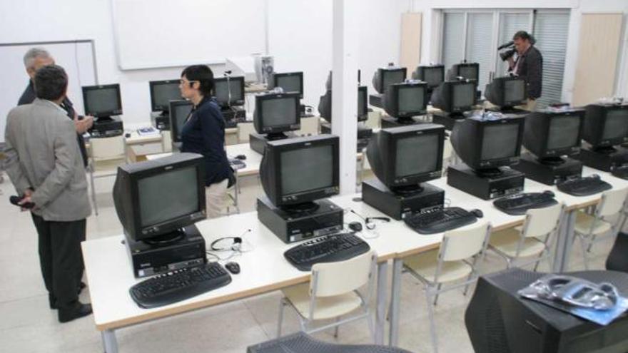 El aula de informática de la Escuela Oficial de Idiomas de Elda en la visita realizada ayer.