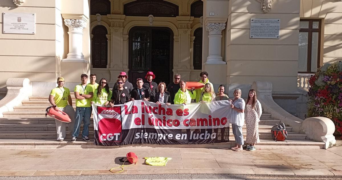 Concentración de socorristas, delante del Ayuntamiento de Málaga, este martes.