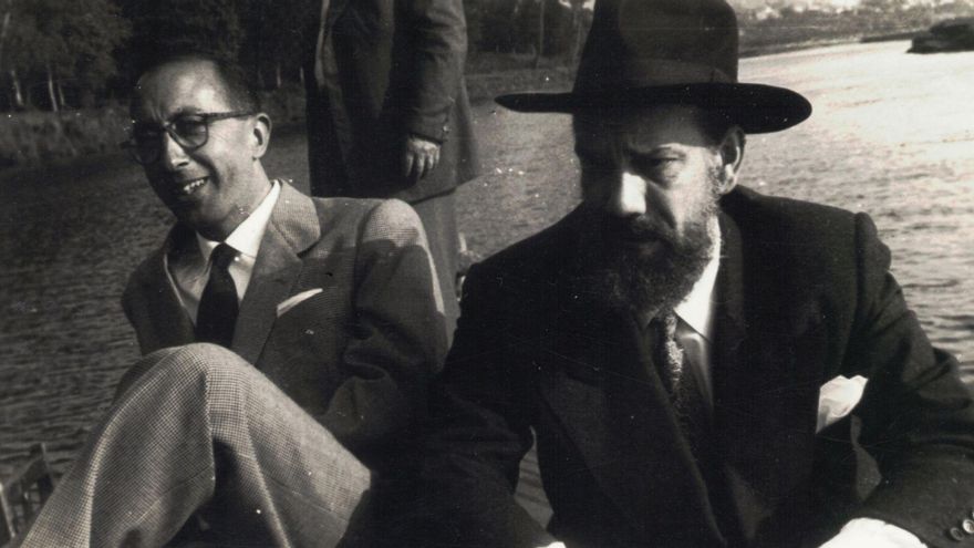 Camilo José Cela con barba (Rafael Landín a su lado) fue homenajeado con una gira por el Lérez en 1957 tras su ingreso en la RAE.