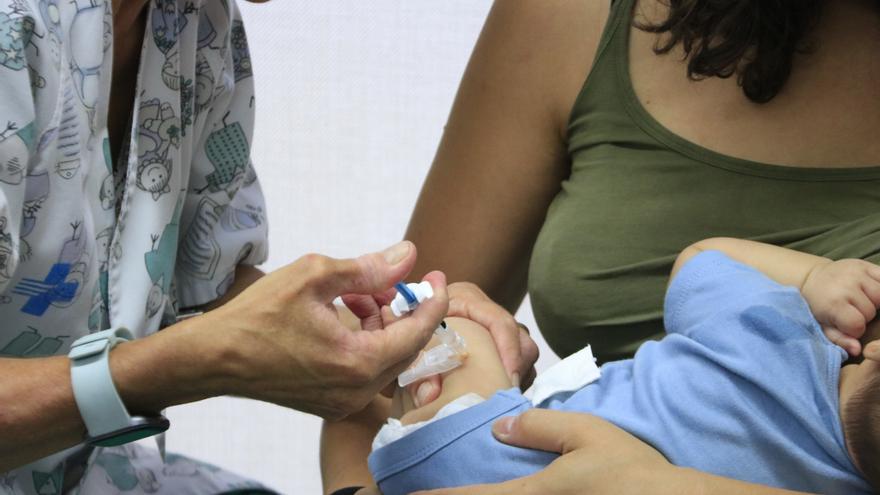 Salut comença a immunitzar nadons de l’àrea central pel virus de la bronquiolitis