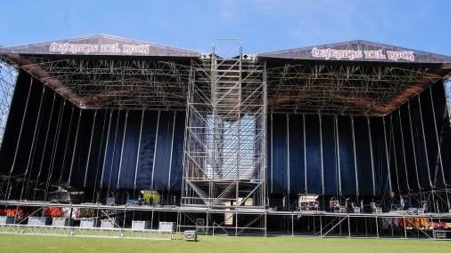 Montaje de las instalaciones para acoger la XII edición de «Leyendas del rock» en Villena.