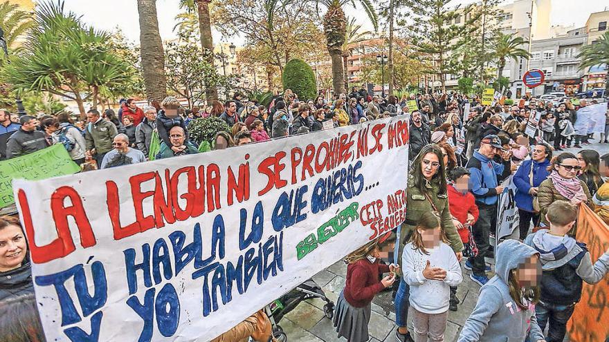 Manifestación de padres de alumnos en Torrevieja a quienes el Tribunal da la razón.