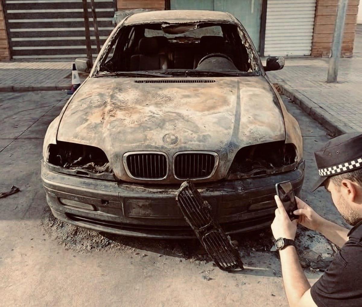 Vehículo abandonado en las calles de Córdoba.