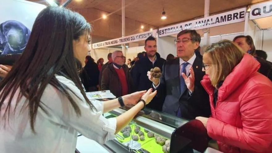 Arturo Aliaga junto a Mayte Pérez, ayer, en la inauguración de Fitruf. | EL PERIÓDICO