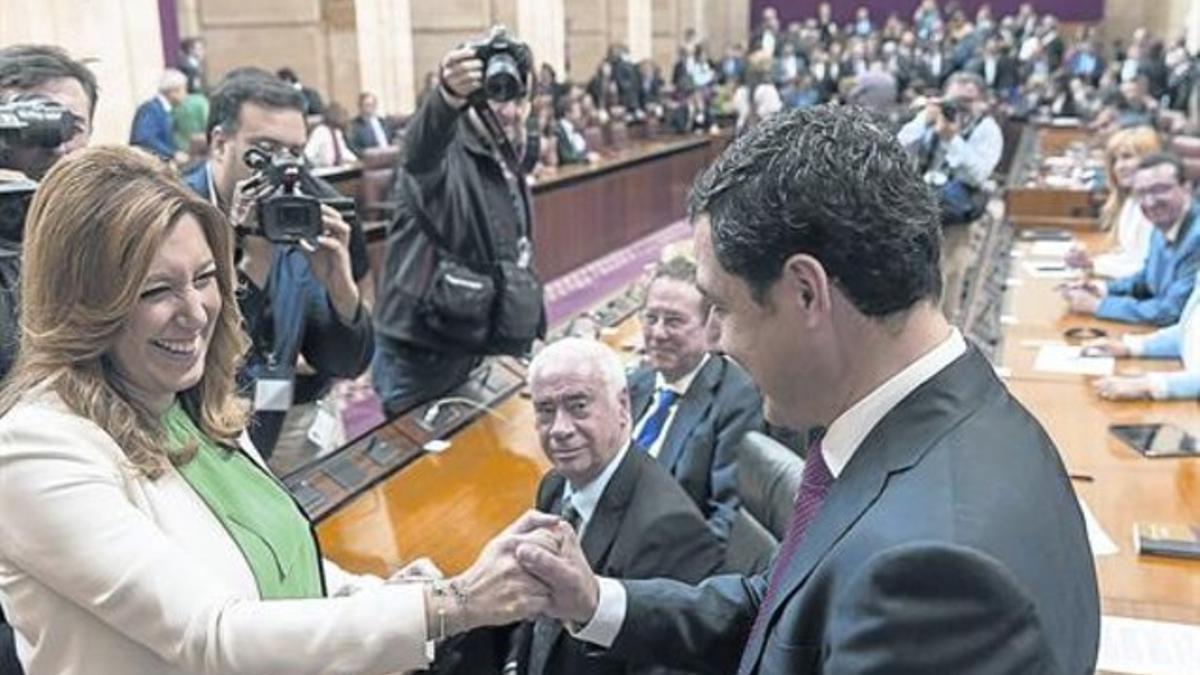 La presidenta en funciones, Susana Díaz, y el líder del PP en Andalucía, Juan Manuel Moreno, ayer en el Parlamento en Sevilla.