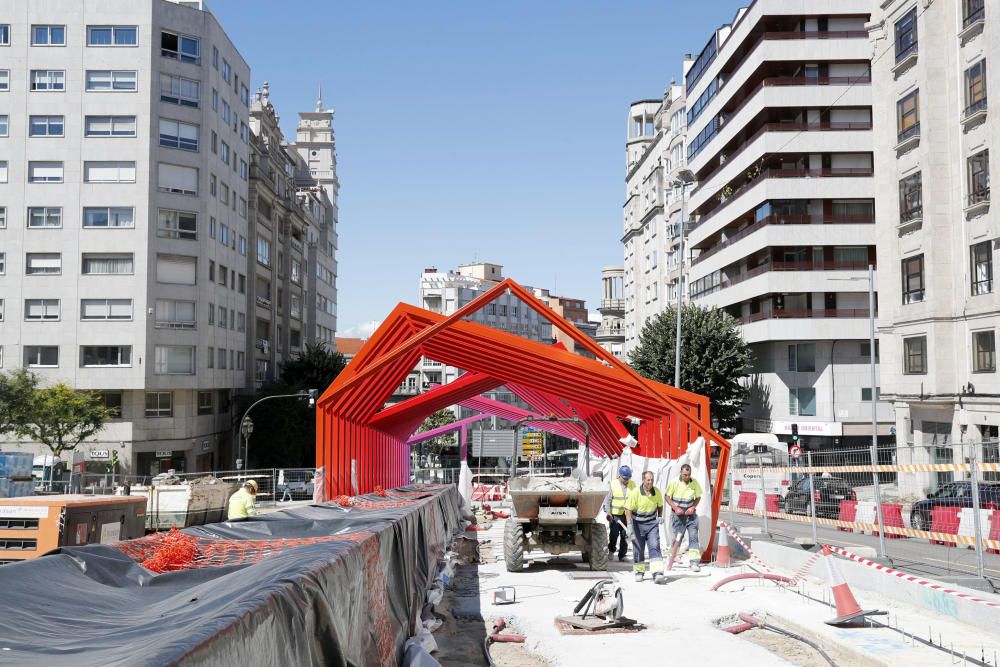 Los primeros arcos coloreados ya se pueden ver en Gran Vía. // J. Lores