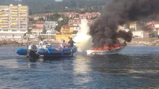 Una embarcación termina calcinada en el puerto de Sanxenxo