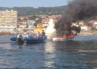 Una embarcación termina calcinada en el puerto de Sanxenxo