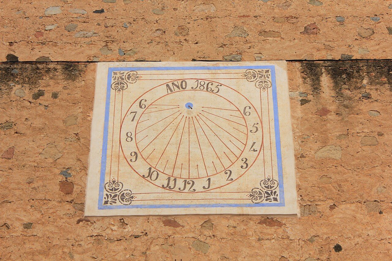 El reloj de sol de la parroquia de Sant Pere es uno de los más de doce que se encuentran en el pueblo