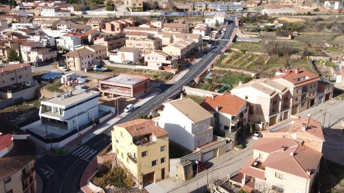 En el centro, recién asfaltada, la nueva vía que une los centros de enseñanza y socioculturales de Alcorisa