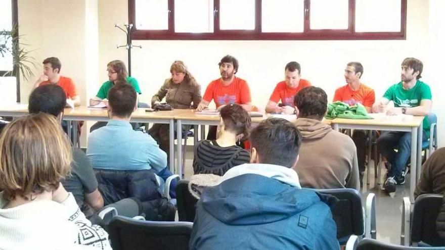 Asamblea ayer de &quot;Brazos abiertos Asturias&quot; en Oviedo.