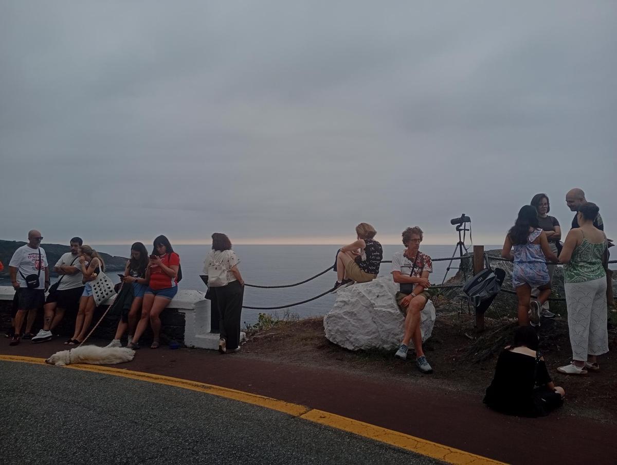 Luarca vive el eclipse con emoción y "esperanza" pese a las nubes Luarca vive el eclipse con emoción y "esperanza" pese a las nubes