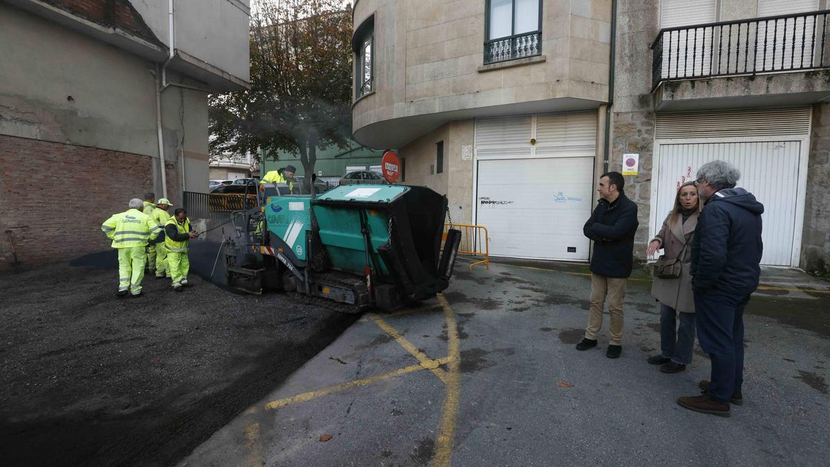 Trabajos de asfaltado en la calle Pilar Bértola.