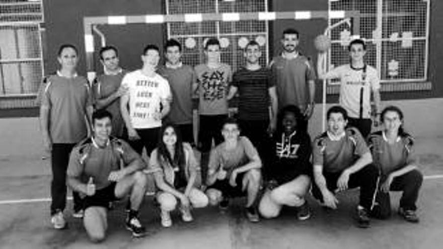 El balonmano enfrenta a alumnos y profesores