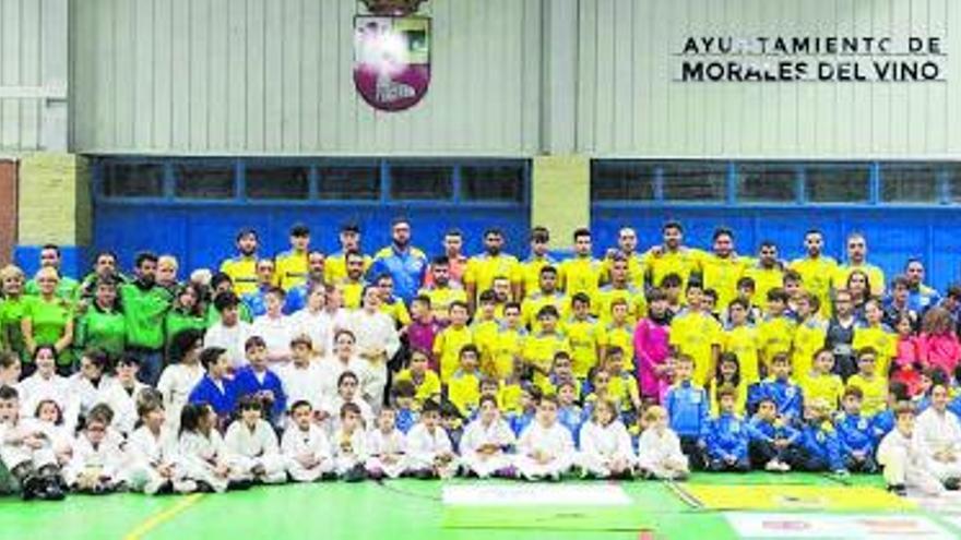 Los más de 300 deportistas que se reunieron en el pabellón José Hernández Macías posan juntos para representar la fuerza del deporte en Morales del Vino. | Cedida