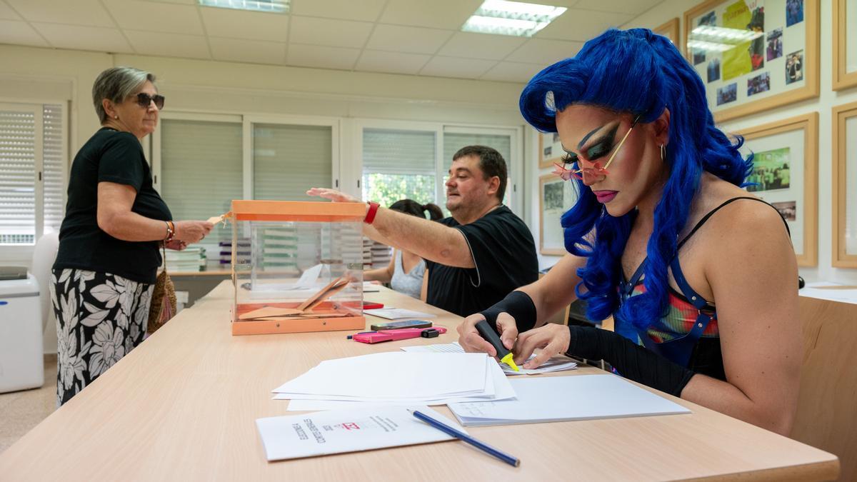 Una drag queen da la nota de color en un colegio electoral de Madrid