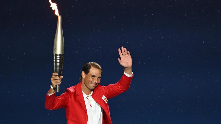 Rafa Nadal lleva la antorcha olímpica en París