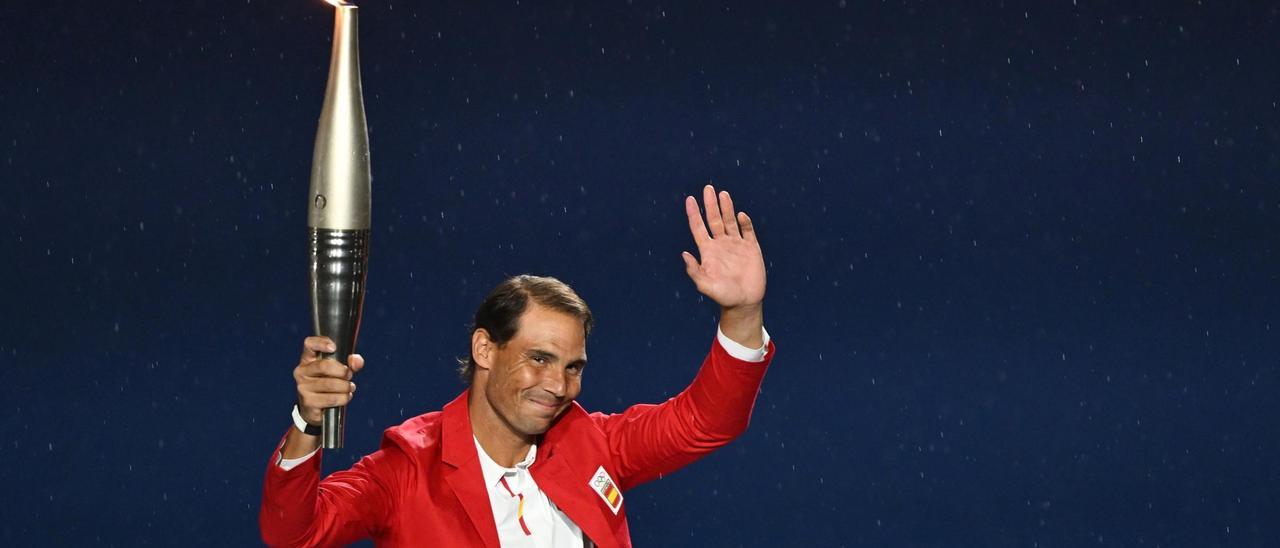 Rafa Nadal, con la antorcha olímpica en París