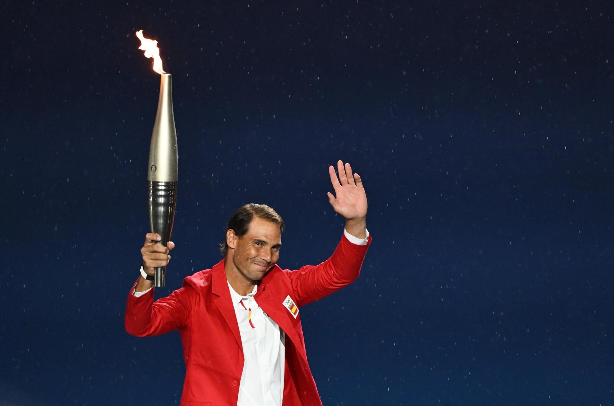 Rafa Nadal, con la antorcha olímpica en París