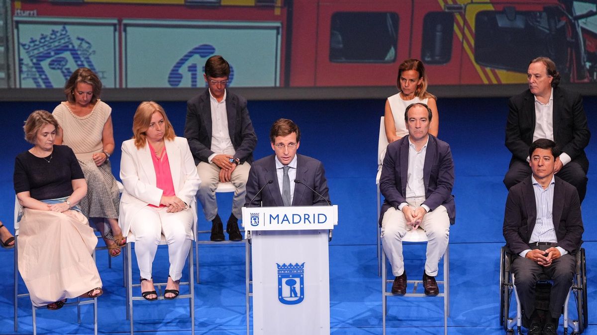 Almeida secundado por su equipo de Gobierno en el acto de presentanción del balance de los dos años de mandato.