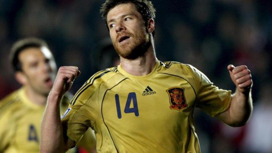 Fotografía de archivo del 1/04/09 del jugador de la selección de España Xabi Alonso celebrando un gol ante Turquía durante el partido por las eliminatorias europeas al mundial Sudáfrica 2010 disputado en el estadio Ali Sami Yen de Estambul (Turquía).