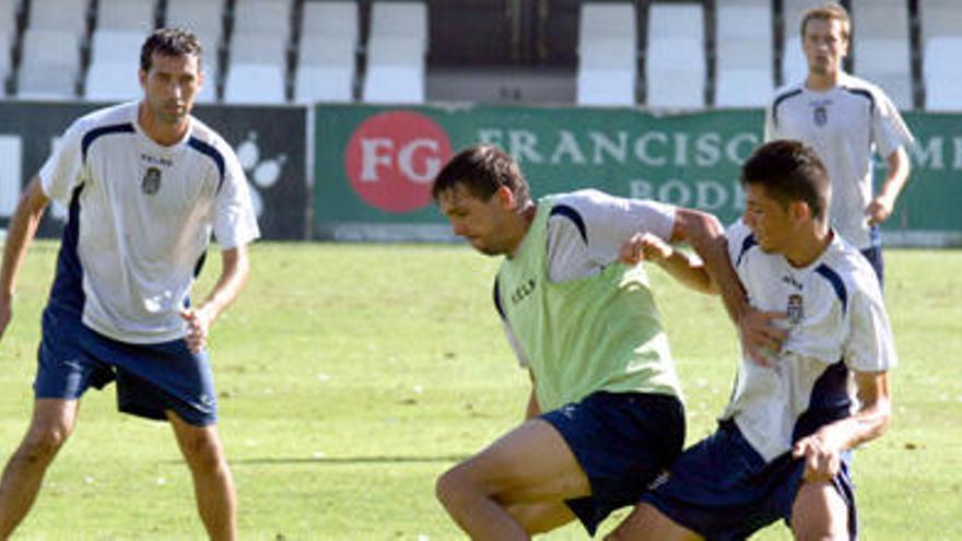 Mariano Sánchez, que hoy puede debutar, observa a Raimondi, que regresa a la convocatoria, en un entrenamiento.