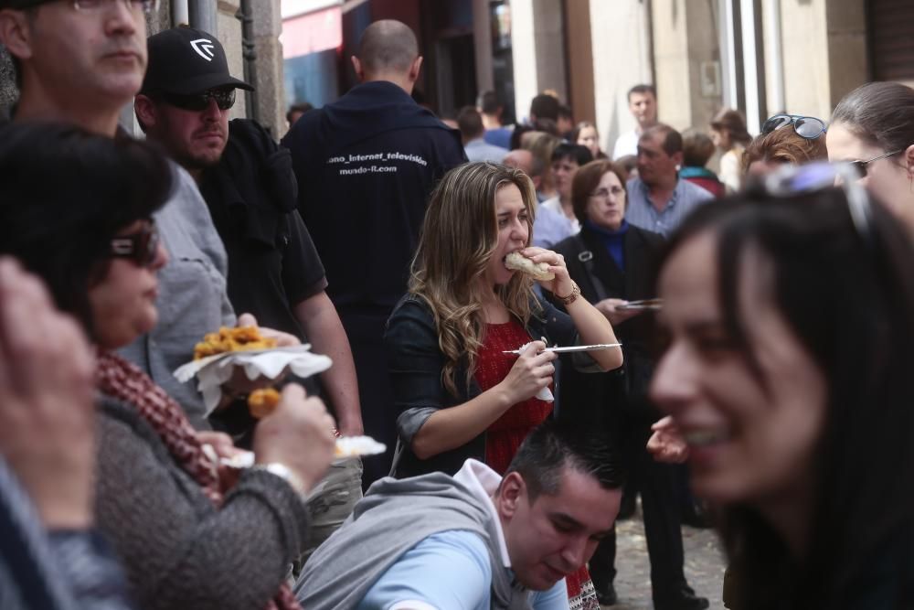 El barrio vigués celebra entre gastronomía, artesanía, música y baile la expulsión de las tropas francesas en 1809