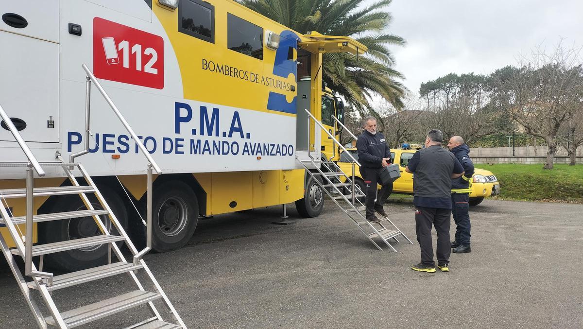 El jefe del operativo, Miguel Ángel Pérez, sale de la sla de operaciones, en Oviñana, tras dar por finalizado el operativo.