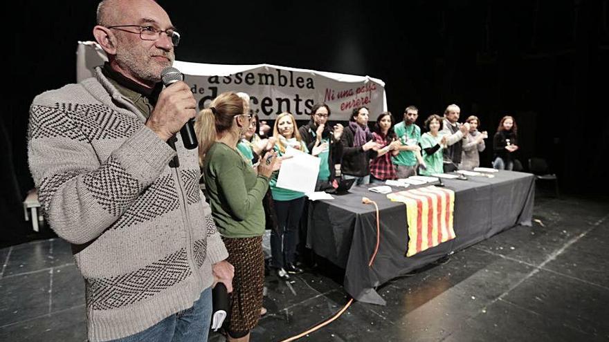La Assemblea de Docents aplaudiendo a Jaume March en 2013, tras ser expedientado.