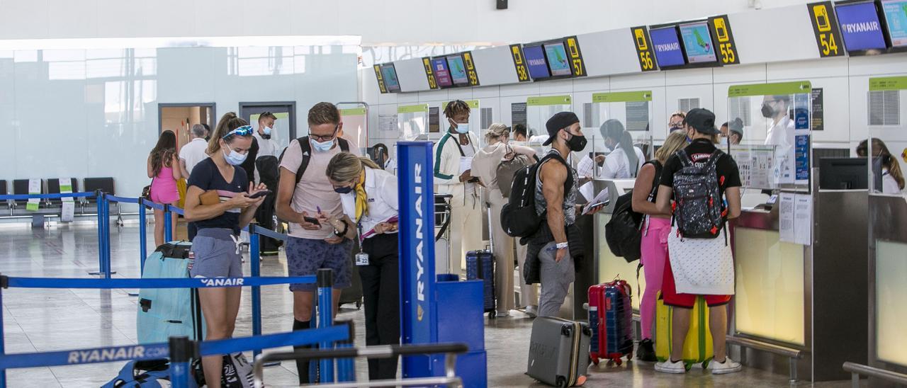 Pasajeros facturando sus equipajes en un vuelo Alicante-Londres la semana pasada