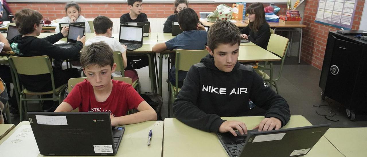 Diversos alumnes d’una escola gironina enmig d’una classe en una fotografia d’arxiu. | MARC MARTÍ