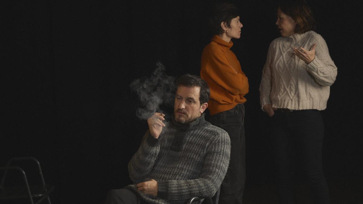 Xavi Sáez, Anna Alarcón y Montse Germán en 'Expulsió'.