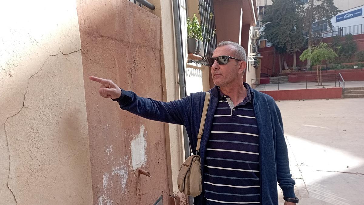 Juan Regodón, presidente de la comunidad, señala un grieta en su bloque de Las Flores.
