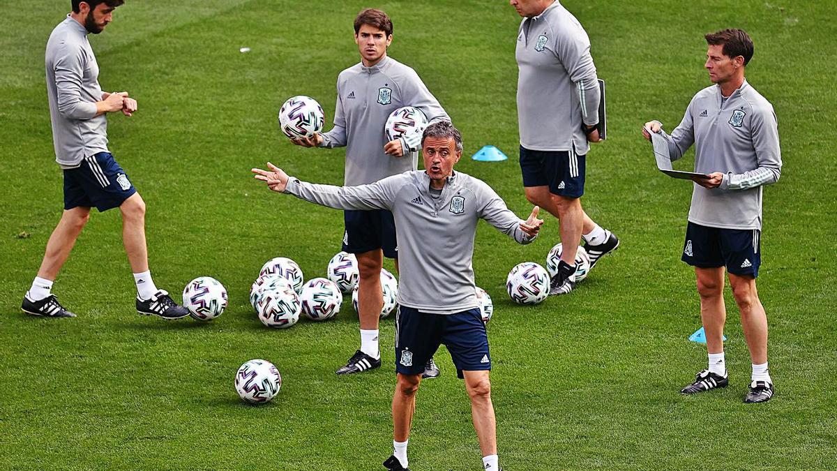 Luis Enrique gesticula durante el entrenamiento de ayer en el Parken Stadium.  | EFE/WOLGANG RATTAY