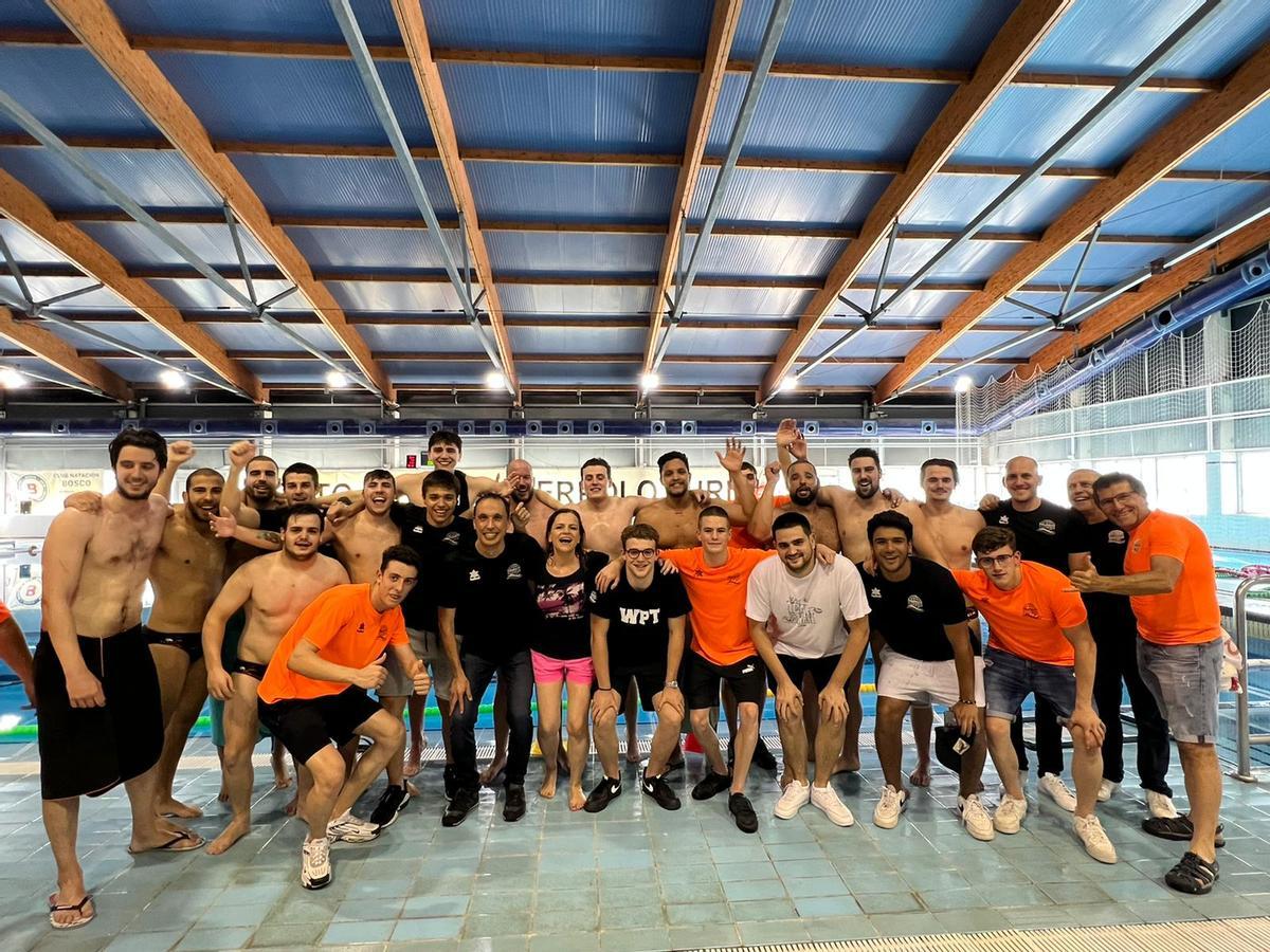 Pilar Bernabé, tras celebrar con un baño en la piscina de Nazaret el ascenso a Primera del Waterpolo Turia