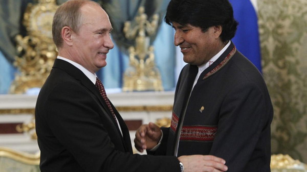 El presidente ruso, Vladimir Putin (izquierda), saluda a Evo Morales, el martes en Moscú.