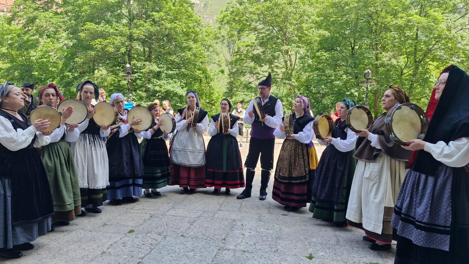 Visita a Covadonga del grupo Trasgu, de Oviedo