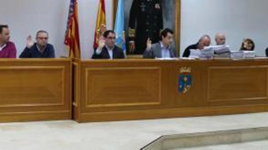 Imagen del pleno del Ayuntamiento de Torrevieja con los ediles del equipo de gobierno ejerciendo el voto en uno de los puntos del orden del día.