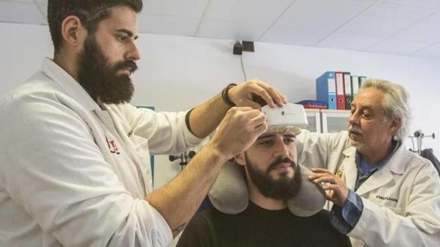 Sergio Molina y Joaquín Ibáñez colocan el dispostivo en otro miembro del equipo de Newmanbrain para realizar una prueba.
