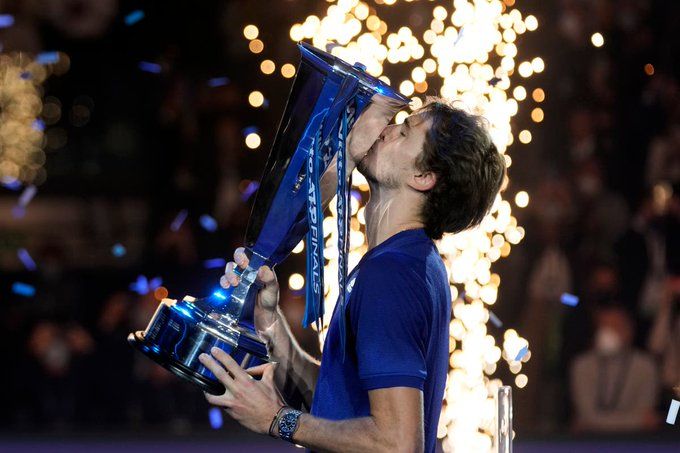 Zverev besa el trofeo de campeón del Maters.