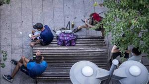 Algunos miembros del grupo que consume alcohol en la plaza Sant Domènec de Manresa.