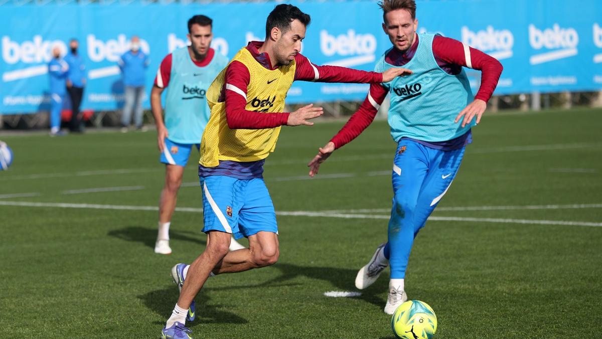 Busquets y Luuk de Jong, durante la sesión de este miércoles.