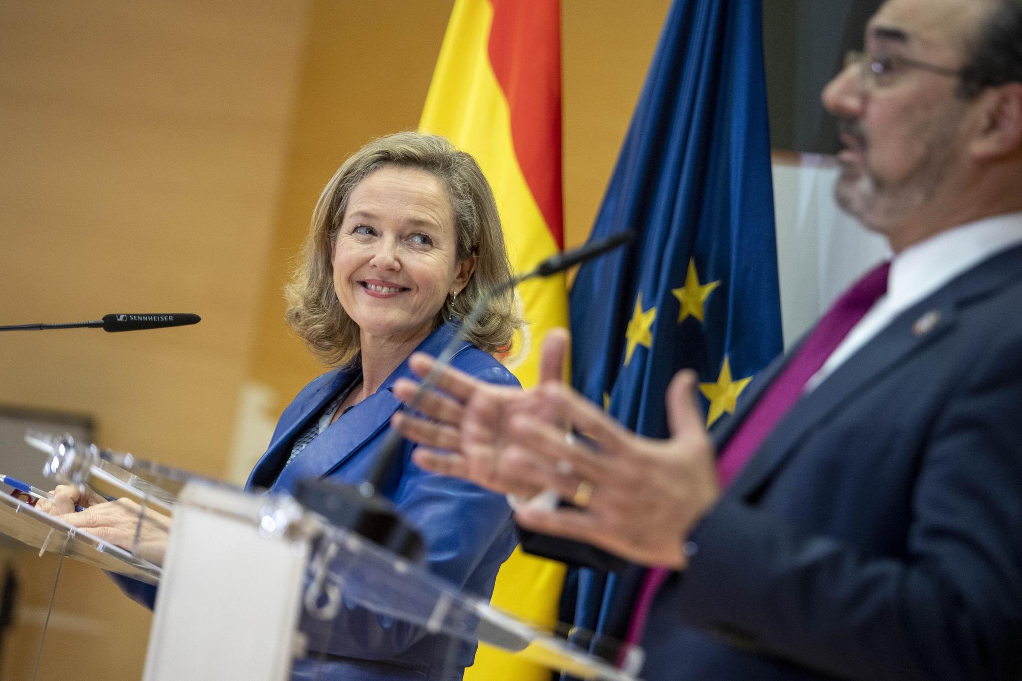 La vicepresidenta económica, Nadia Calviño, con el presidente del CAF