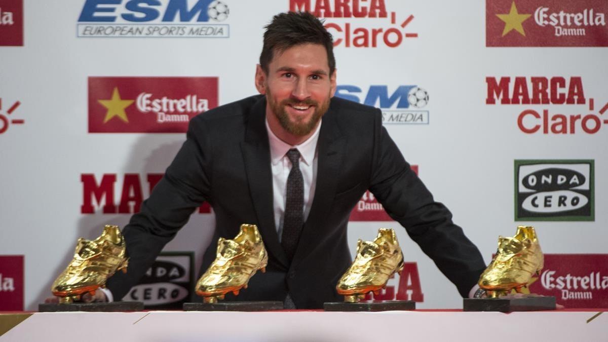 Leo Messi posa con sus cuatro Botas de oro.