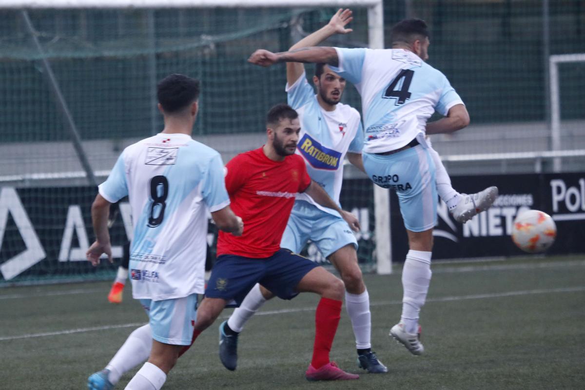 Pacheco despejando un balón en la línea defensiva visitante.