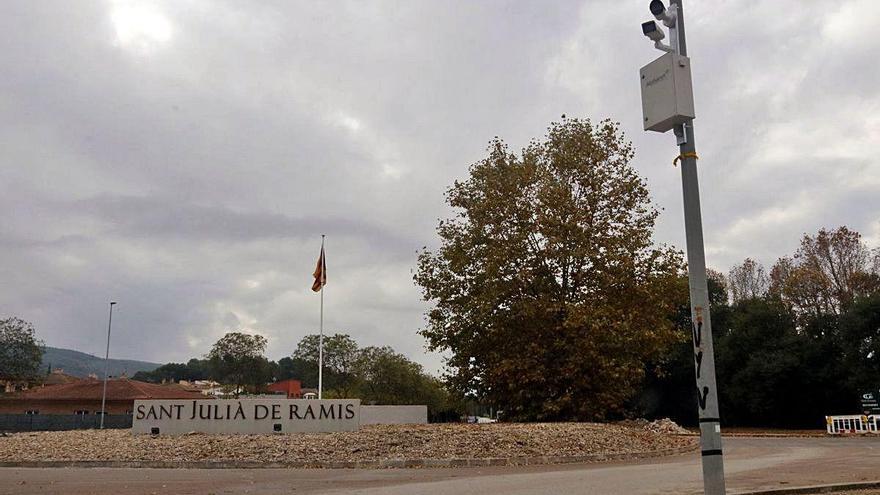 Una de les càmeres de seguretat, a l&#039;entrada de la urbanització del Golf Girona.